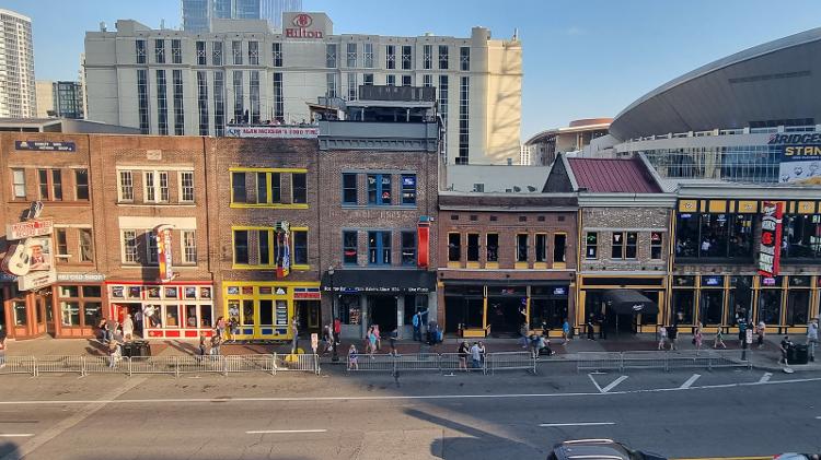 Em Nashville, a rua central se chama Broadway e concentra vários bares de country music
