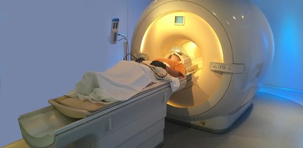 Homem puxado por colar: entenda a máquina de ressonância e seus riscos