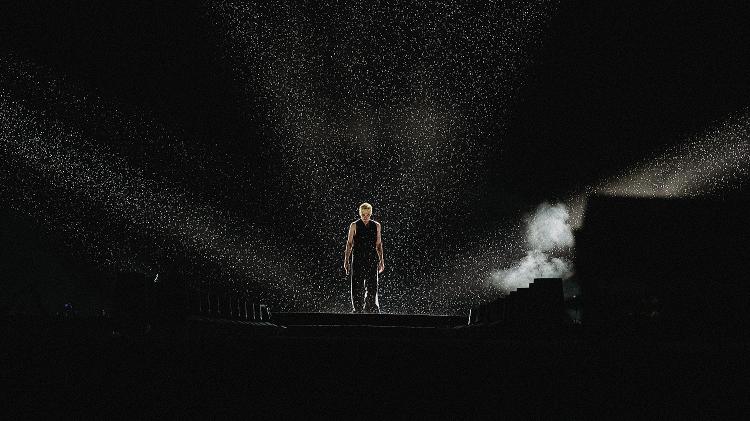 Sob forte chuva, Jão subiu ao palco às 21h10, emocionado com o estádio lotado