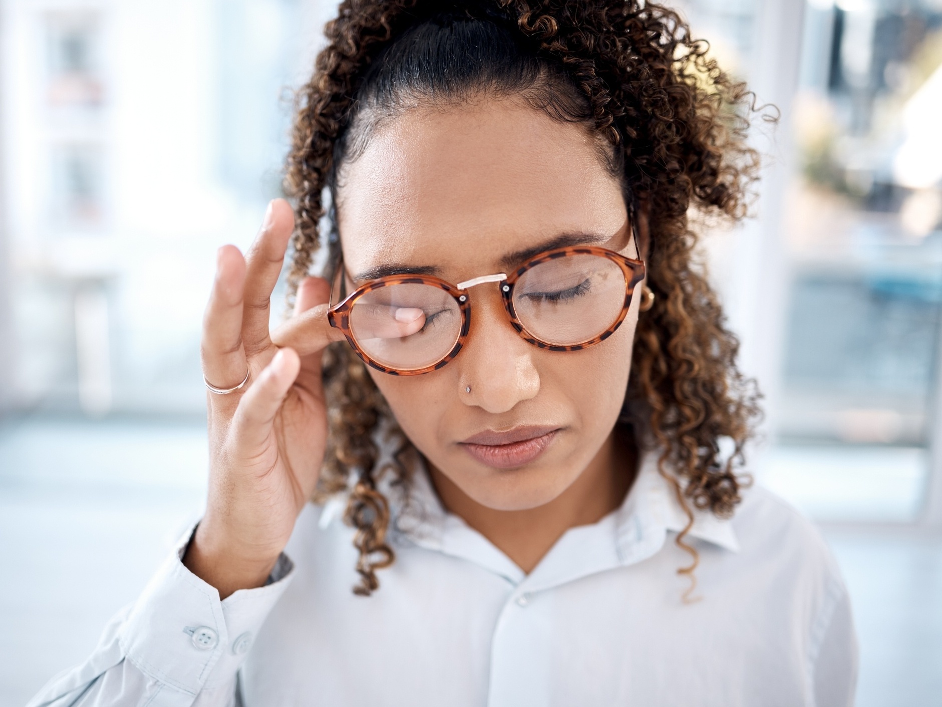 Coça os olhos com frequência? Saiba por que você deve parar já