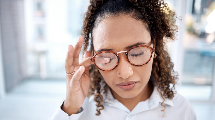 Não coce os olhos para evitar a piora da situação