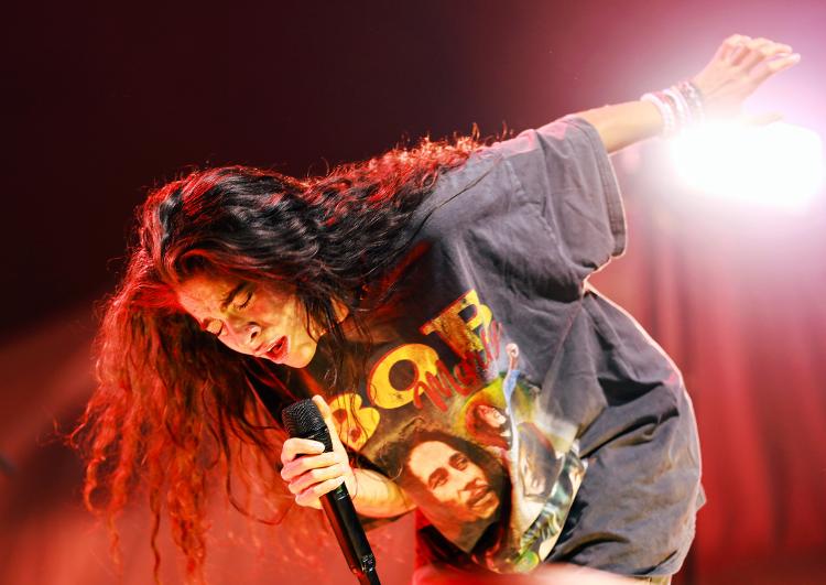 Com camiseta do Bob Marley, Jessie Reyez, atração do Lollapalooza Brasil 2024, canta em Inglewood, Califórnia, no ano passado
