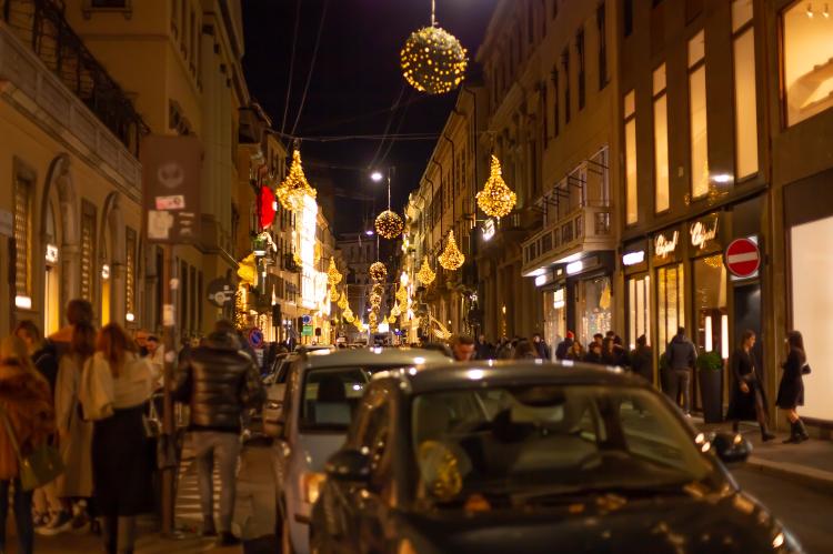 A Via Monte Napoleone, decorada para o Natal, em Milão