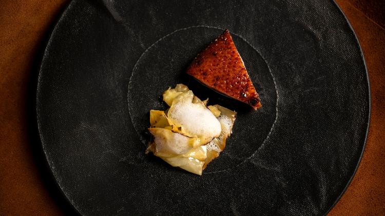 Um dos pratos principais do Frevo: pato com repolho e creme de lavanda e azeitonas Um dos pratos principais do Frevo: pato com repolho e creme de lavanda e azeitonas