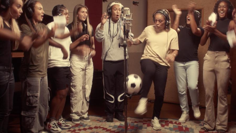 11 jogadoras de futebol se reuniram para cantar "Futebol Feminino", canção proibida junto com o esporte em 1941 11 jogadoras de futebol se reuniram para cantar "Futebol Feminino", canção proibida junto com o esporte em 1941