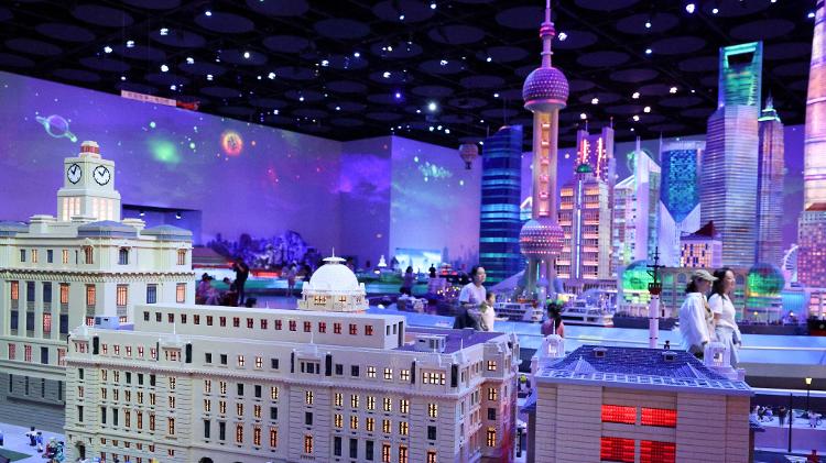 Pessoas visitam o Legoland Shanghai Resort, durante uma turnê de imprensa antes da inauguração do parque temático Pessoas visitam o Legoland Shanghai Resort, durante uma turnê de imprensa antes da inauguração do parque temático