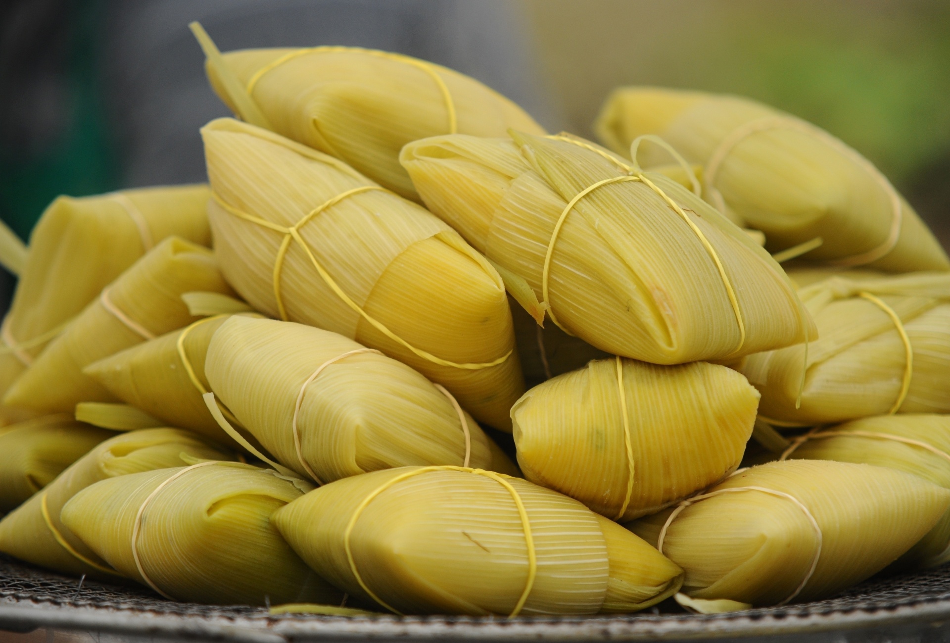 ARRAIAL DA INEZITA BARROSO (PRAÇA DA REPÚBLICA) - Das 18h de sábado (20) às 18h de domingo, a praça da República vai concentrar várias opções de comidas típicas juninas, como bolo de milho, canjica, pamonha (foto), curau, espetinhos, comida tropeira, paçoca, pé de moleque, quentão e vinho quente - Reinaldo Meneguim