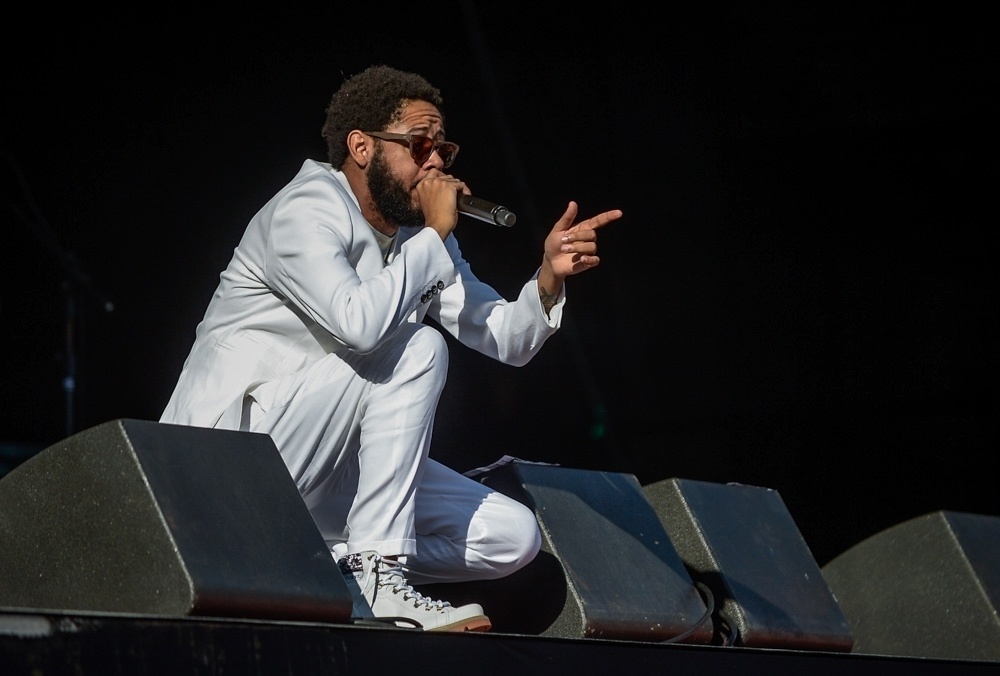 21.jun.2015 - O rapper Emicida embala público do palco Julio Prestes, durante a Virada Cultural, em São Paulo. Com mensagem contra intolerância religiosa, o rapper explicou que estava de branco como protesto. - Francisco Cepeda/AGNews