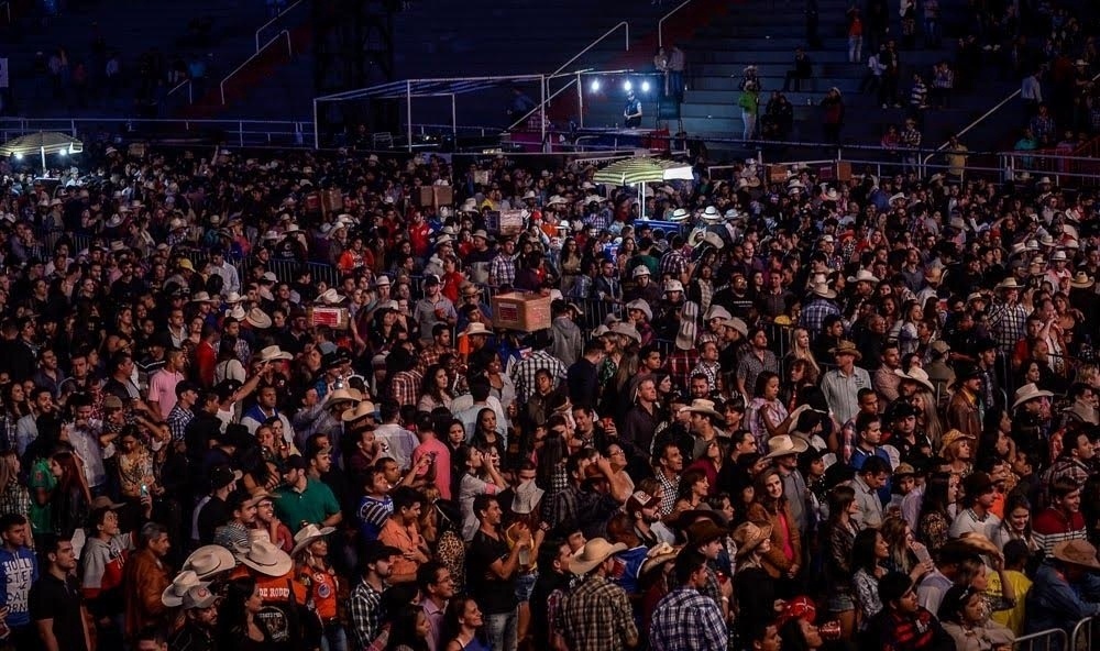 20.ago.2015 - Público lota o Parque do Peão no primeiro dia da 60ª edição do Festival do Peão de Barretos - Francisco Cepeda/AgNews
