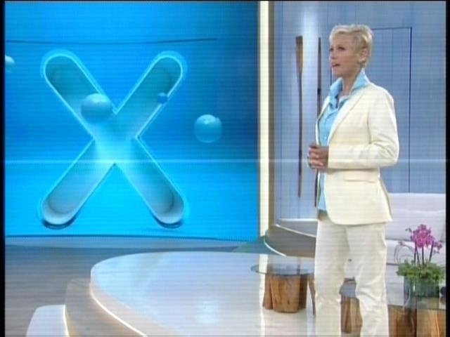 Xuxa usa terninho branco em seu segundo programa na Record