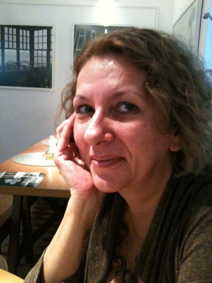 "Escuto bobagens do tipo 'você nem parece homossexual'. É como se homossexuais tivessem que, necessariamente, apresentar um tipo de comportamento de gênero específico. Eu, como sou homossexual, deveria me vestir com roupas consideradas masculinas e não fazer as unhas e usar maquiagem. Como não me comporto da maneira esperada, as pessoas me acham estranha" | Lúcia Facco, 51, escritora e crítica literária - Arquivo Pessoal