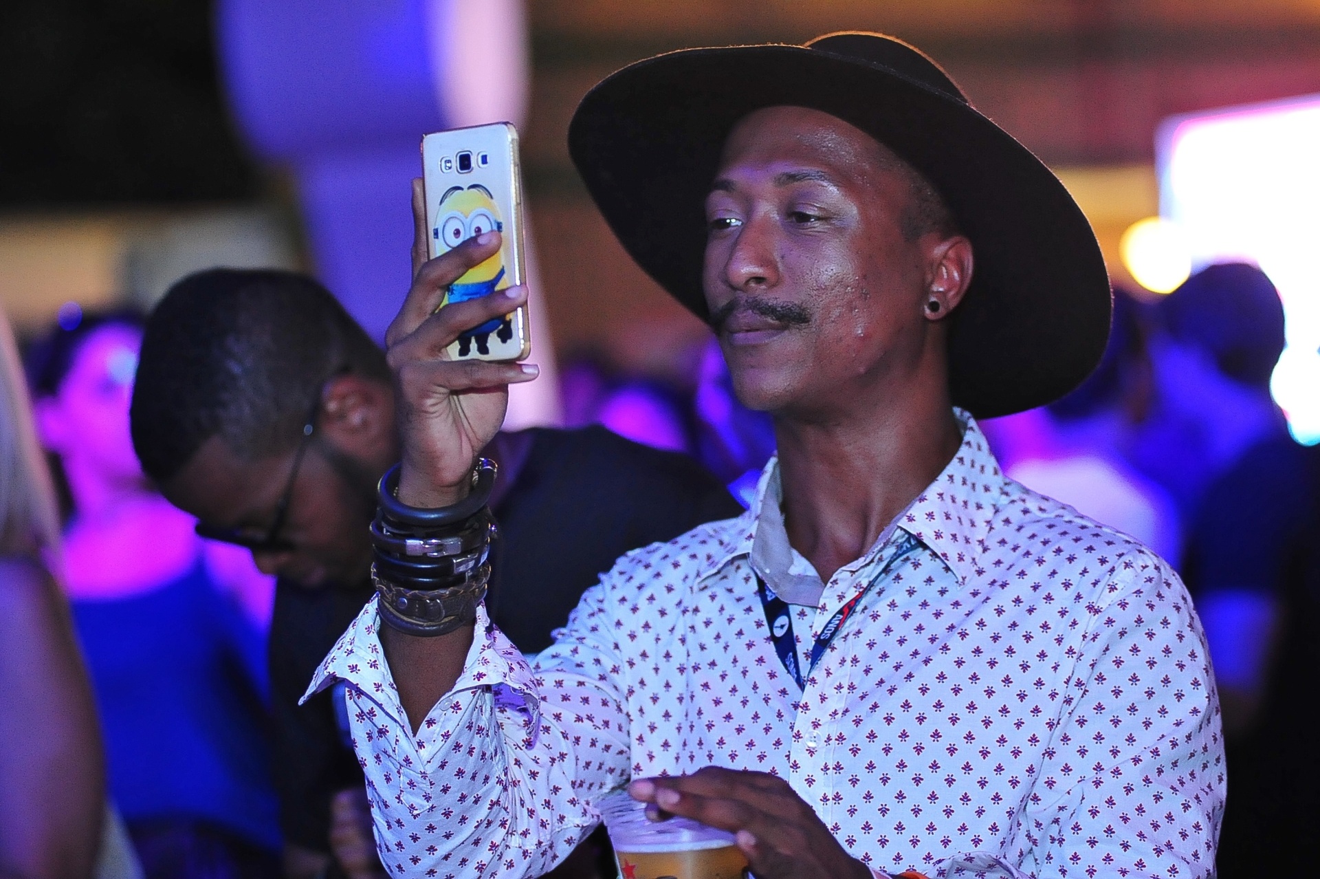 20.set.2015 - Fã checa o celular no espaço eletrônico no terceiro dia do Rock in Rio 2015 - Ilan Pellenberg/Agência Estado