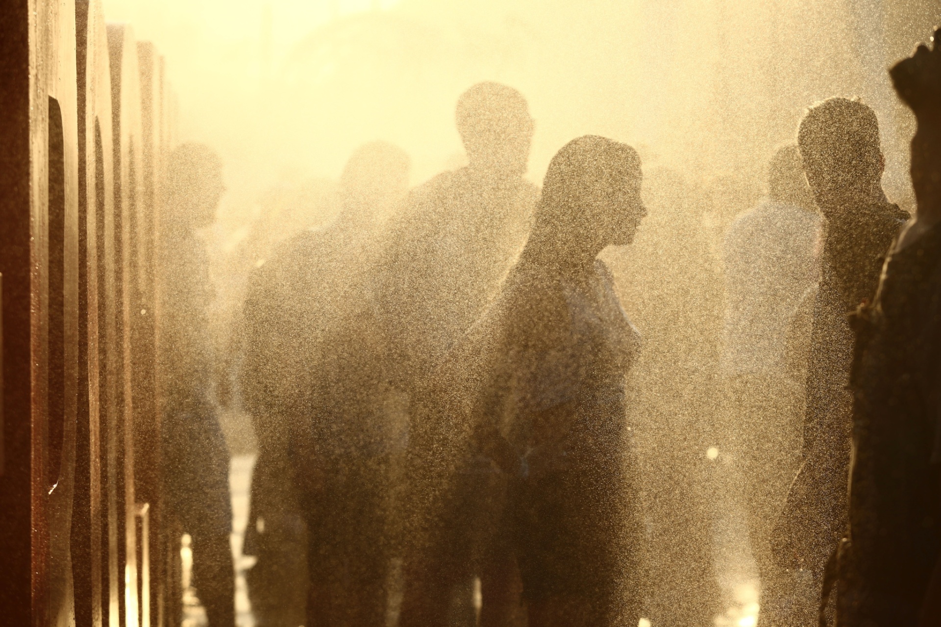 24.set.2015 - Fãs do Rock in Rio enfrentam dia de calor de mais de 40° C nesta quinta-feira. Segundo o Alerta Rio, a temperatura na cidade nesta tarde chegou a 41,3° C (com sensação térmica de até 44,4° C) - Wilton Junior/Estadão Conteúdo