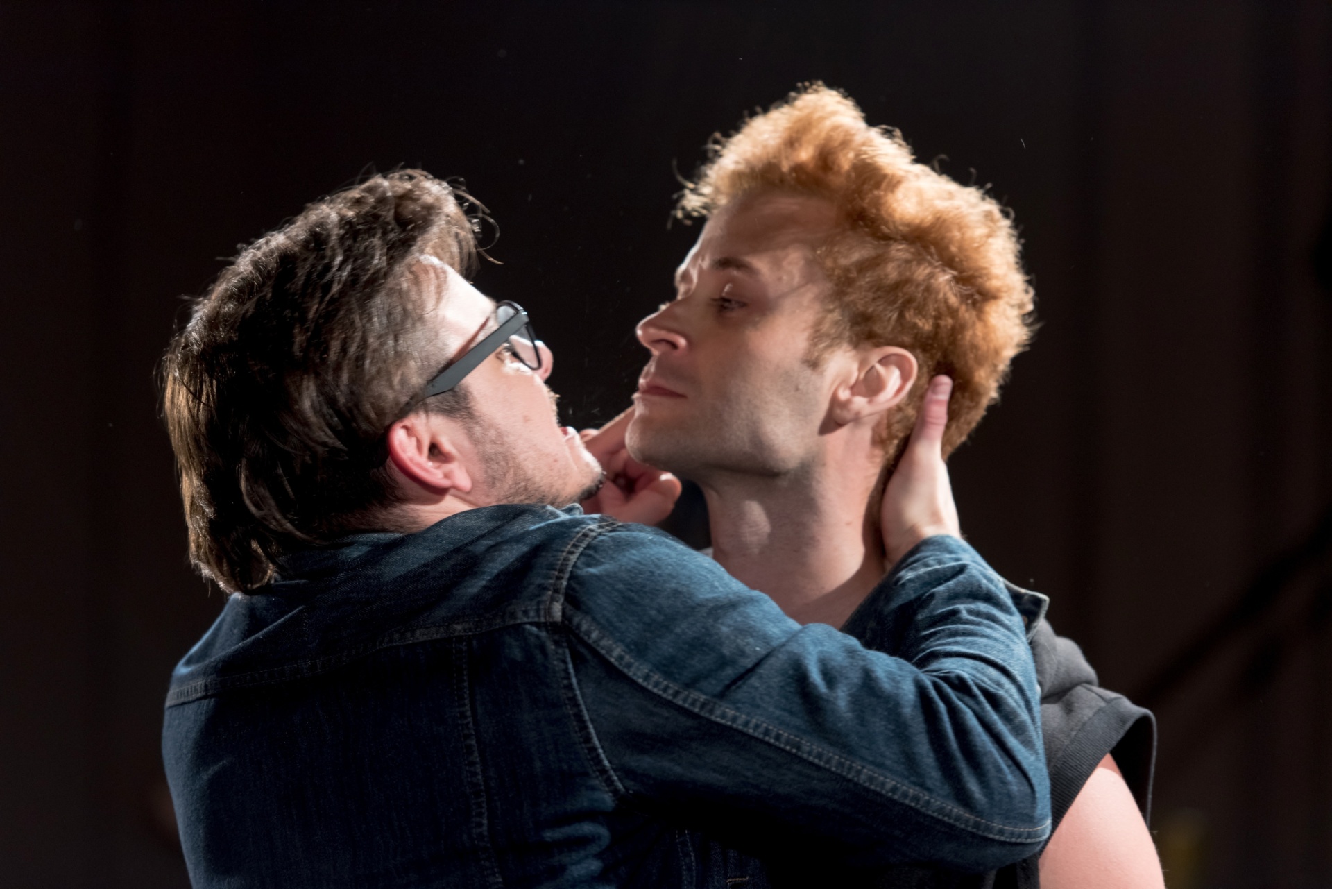 Montagem do livro "Suicidas", de Raphael Montes, peça "Roleta-Russa", adaptada e dirigida por César Augusto. - Divulgação