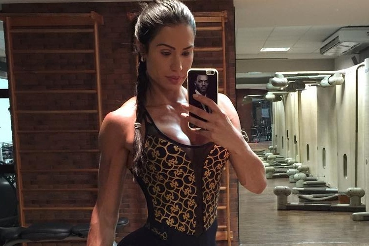 Para malhar, Gracyanne Barbosa usou um rabo de cavalo alto com os fios trançados. Uma opção rápida e prática para quem quer mudar o look sem perder muito tempo - Reprodução/Instagram/@graoficial