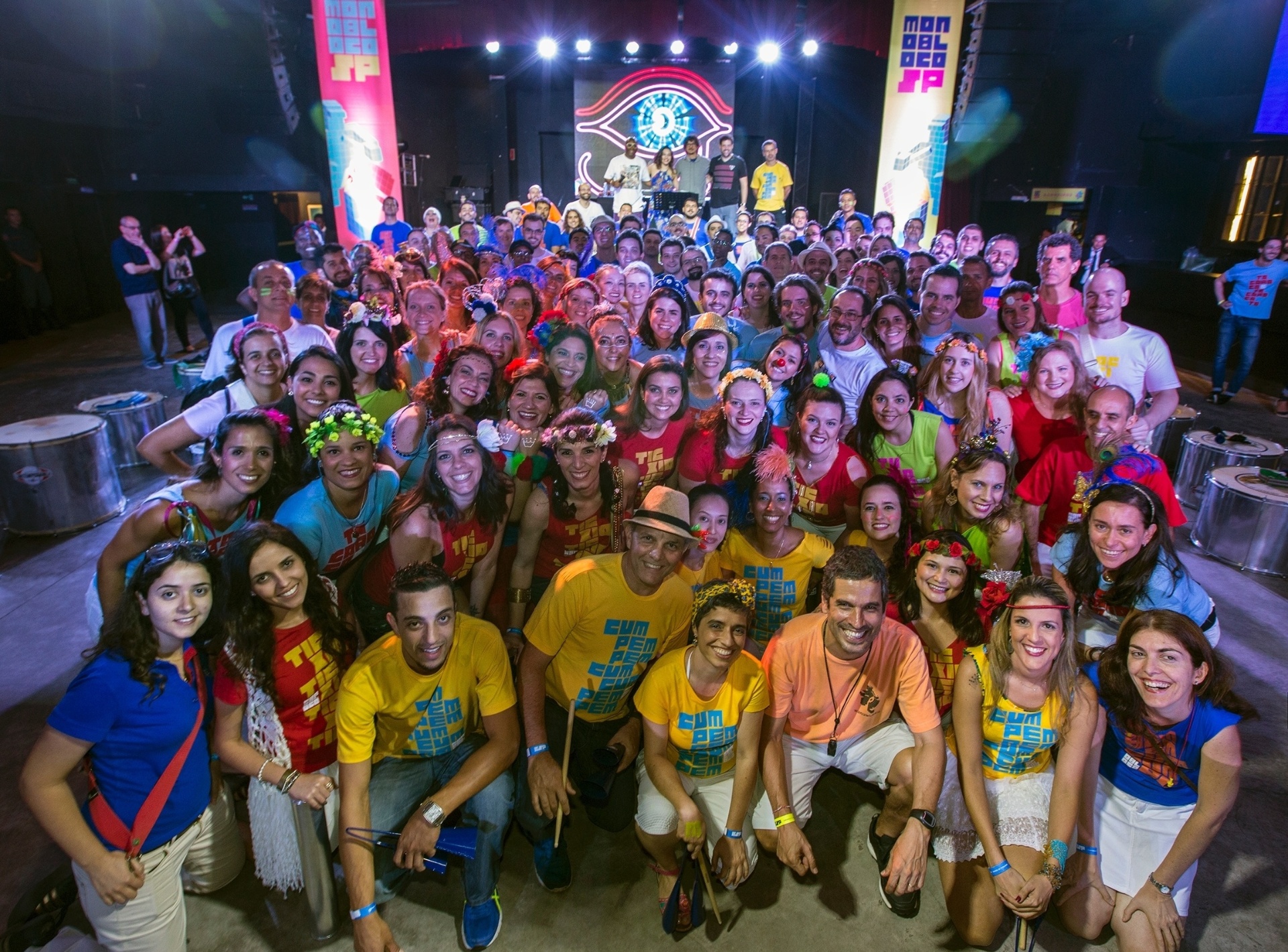 17.dez.2015 - Celso Alvim, ao centro e de camiseta laranja, é o mestre do Monobloco - Marcos Crédie/Divulgação