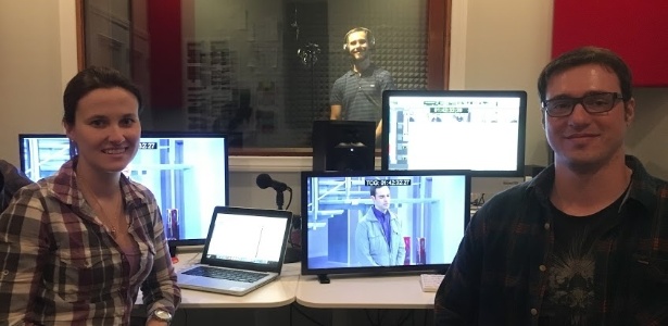 A diretora Leila Vieira e o engenheiro de som Danilo Guilherme, com o dublador André Engracia ao fundo - James Cimino/UOL - James Cimino/UOL