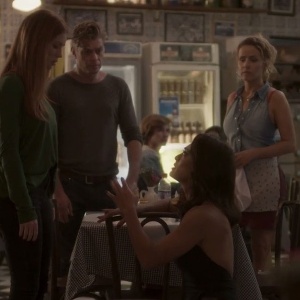 Na presença de Arthur (Fábio Assunção) e Gilda (Leona Cavali), Carolina (Juliana Paes) se ajoelha e implora o perdão de Eliza (Marina Ruy Barbosa) em "Totalmente Demais" - Reprodução/"Totalmente Demais"/GShow - Reprodução/"Totalmente Demais"/GShow