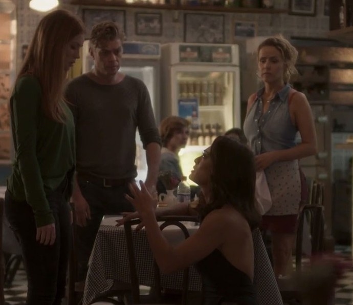 Na presença de Arthur (Fábio Assunção) e Gilda (Leona Cavali), Carolina (Juliana Paes) se ajoelha e implora o perdão de Eliza (Marina Ruy Barbosa) em "Totalmente Demais" - undefined