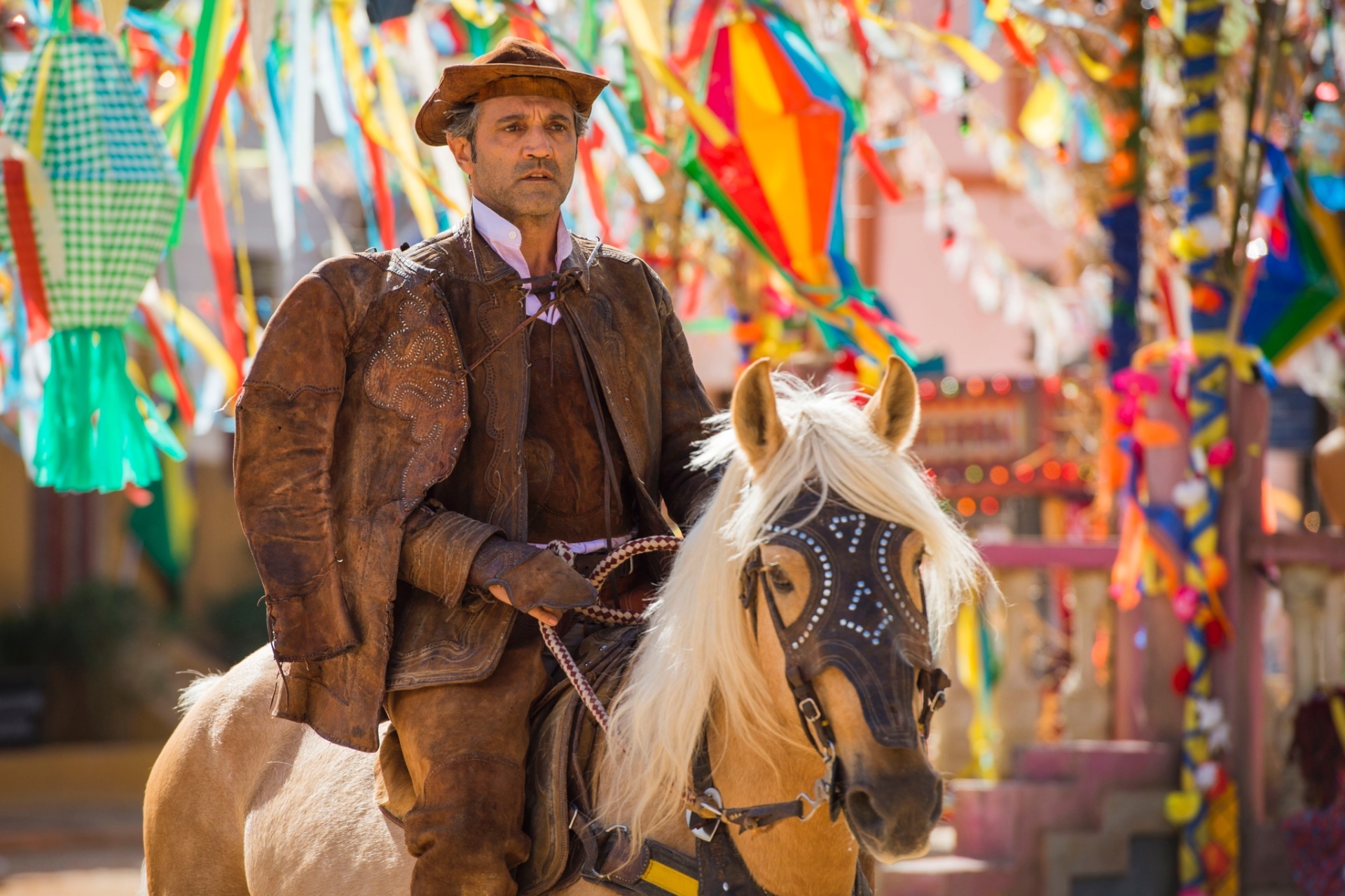 Santo surpreende a família Sá Ribeiro ao chegar à missa do vaqueiro - Caiuá Franco/Globo