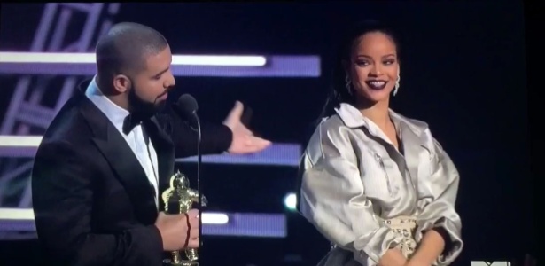 28.ago.2016 - Drake faz declaração para Rihanna no palco do VMA - Reprodução