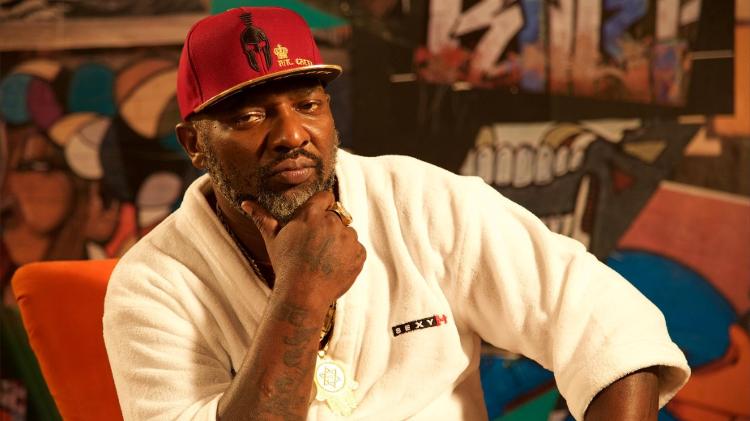 Mr. Catra de roupão, durante entrevista para o programa "Só Para Maiores", do canal Sexy Hot no YouTube - Divulgação/Sexy Hot - Divulgação/Sexy Hot