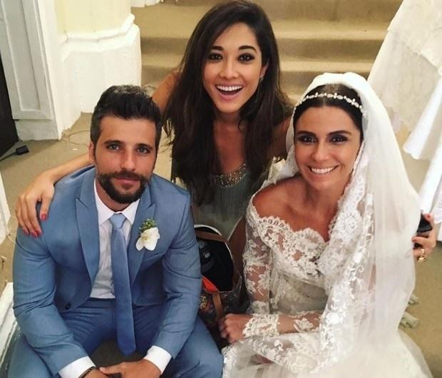 Jaqueline Sato posa com os noivos Mário (Bruno Gagliasso) e Alice (Giovanna Antonelli) nas gravações de "Sol Nascente" - Reprodução/Instagram