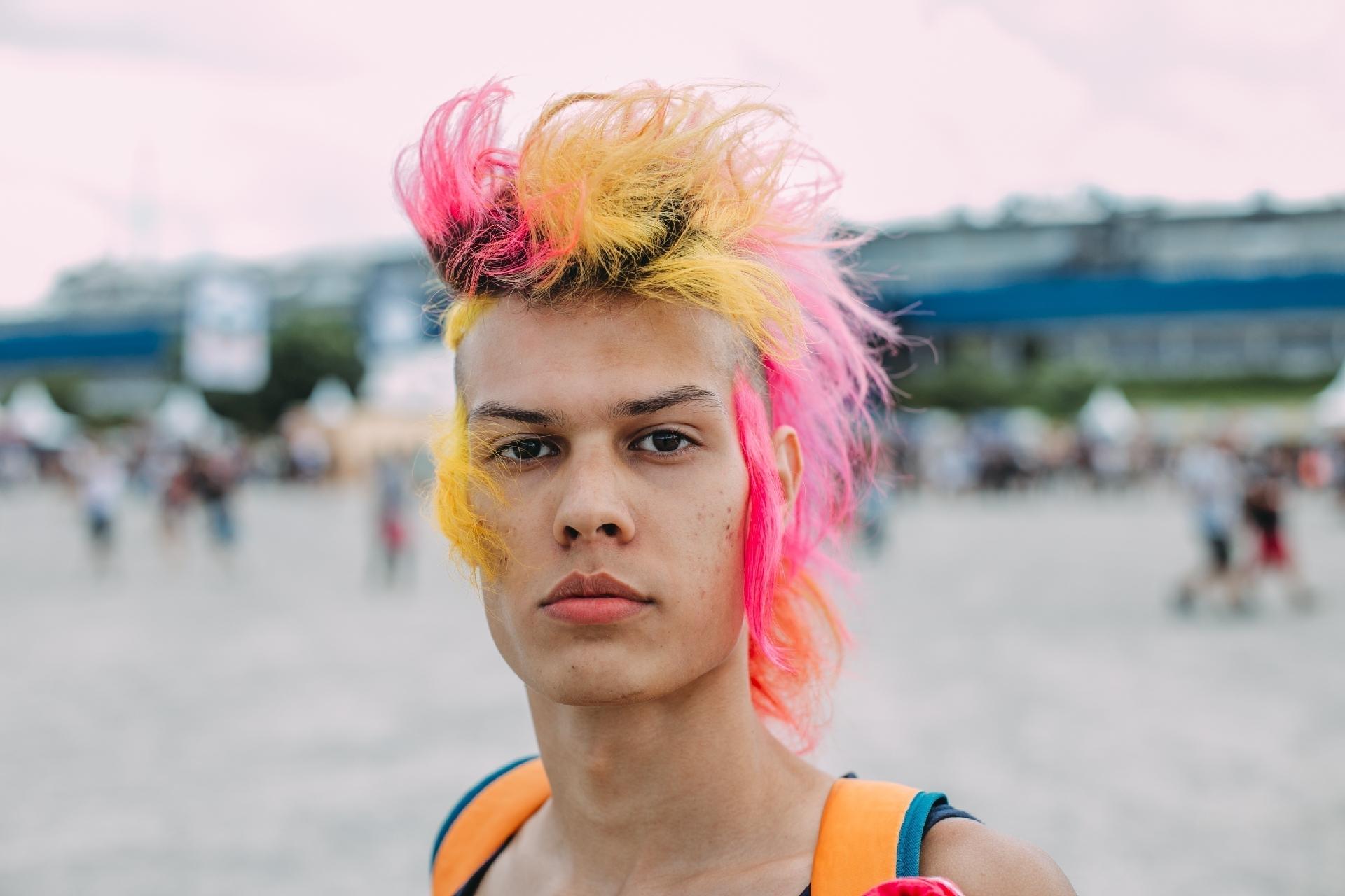 Público do Lolla: rapaz usa cabelo colorido - Felipe Gabriel / UOL