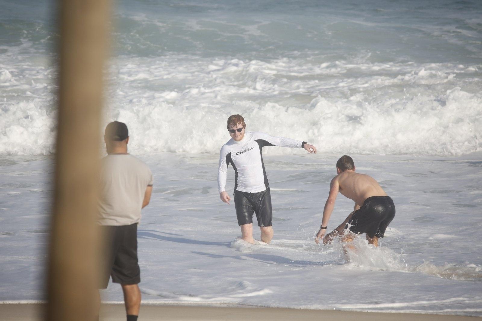 Ed Sheeran se diverte no mar da praia de Grumari, no Rio, e não tirou a camisa nem para mergulhar - Ag.News