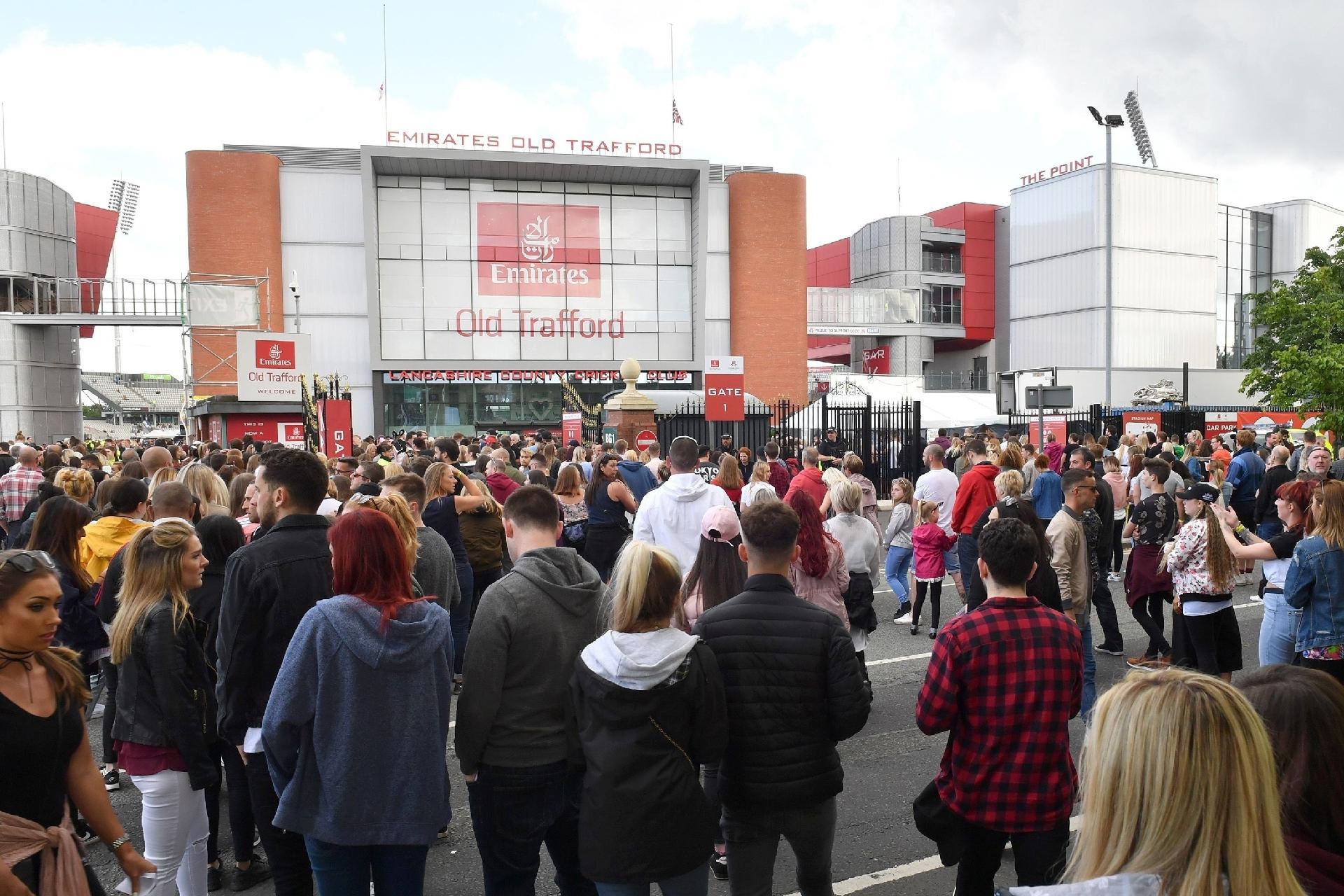 Público chega ao estádio Emirates Old Trafford, na Inglaterra para o show "One Love Manchester" - Anthony Devlin/AFP