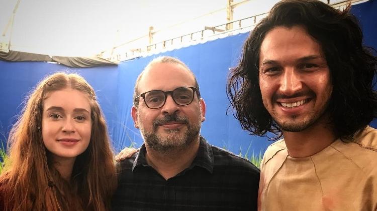 O diretor Fabricio Mamberti entre o casal de mocinhos da novela Marina Ruy Barbosa e Romulo Estrela - Reprodução/Instagram - Reprodução/Instagram