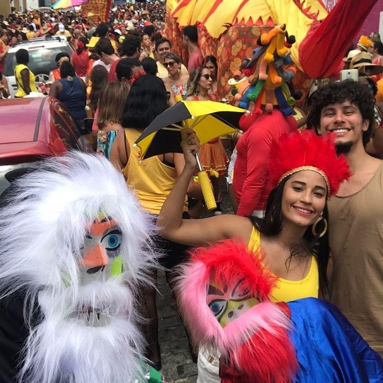 Com máscaras, Fátima Bernardes e Túlio Gadêlha se jogam na multidão do pré-Carnaval de Olinda - Reprodução/Instagram