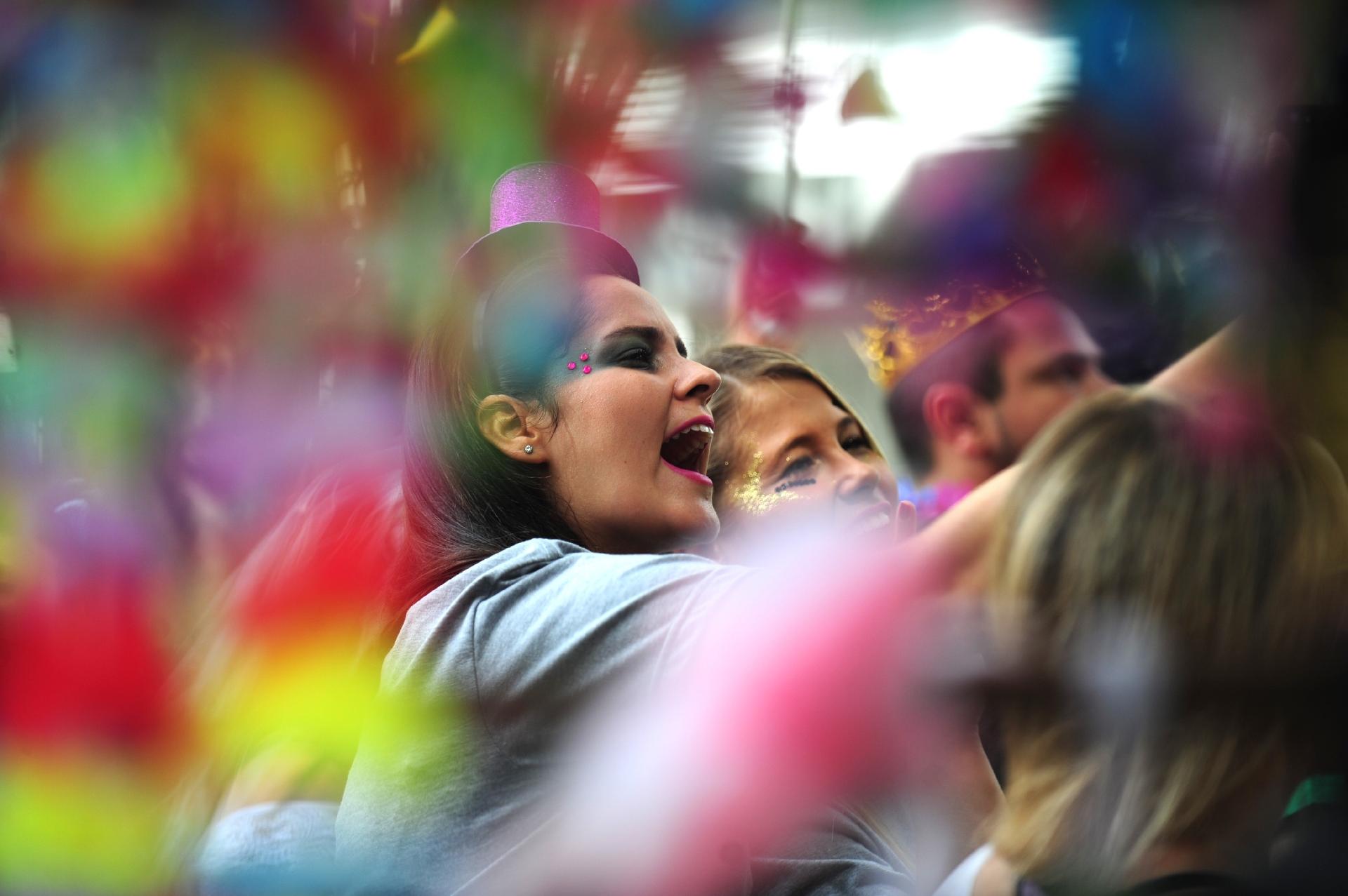 Bloco Desliga e Vem leva o pagode dos anos 1990 às ruas do bairro de Pinheiros, em São Paulo, neste sábado (17) - Junior Lago/UOL