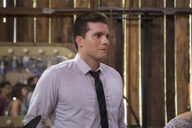 Patrick, que armou flagra com Clara, observa escândalo de Nádia em bordel ao descobrir traição do juiz - Globo/Marília Cabral