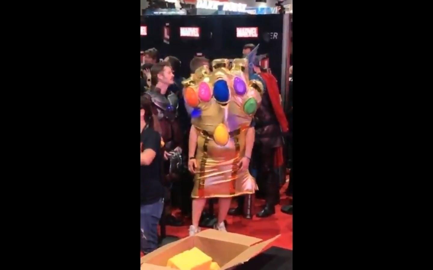 Fã vai à Comic-Con 2018 vestido como a Manopla do Infinito de Thanos - Reprodução/Twitter/Marvel