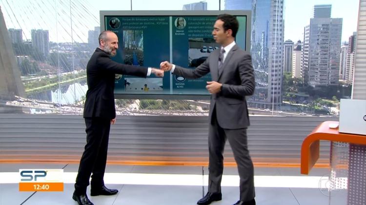 César Tralli é alertado por Marcio Rachkorsky para completar o cumprimento no "SP1" - Reprodução/TV Globo - Reprodução/TV Globo