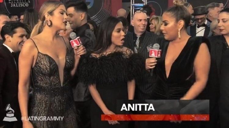 Anitta dá entrevista vestida com roupa comprada às pressas antes da cerimônia do Grammy - Reprodução - Reprodução