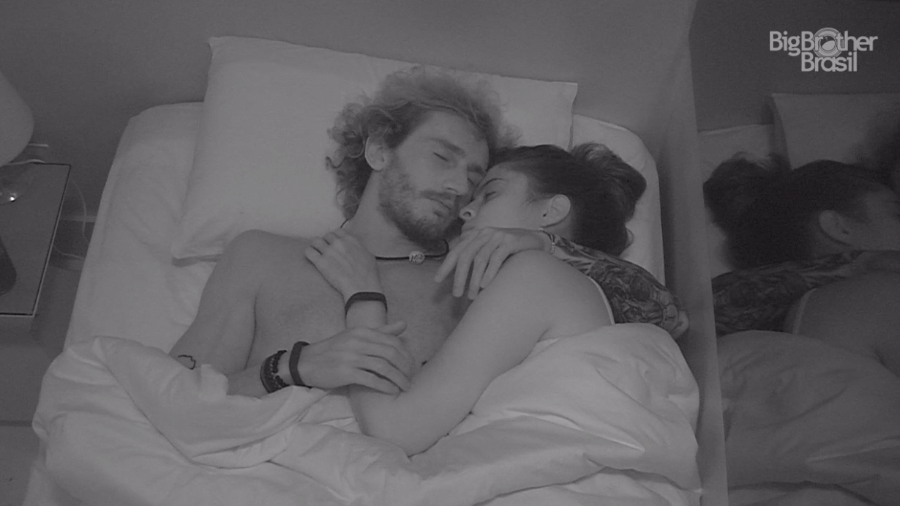 Hana e Alan dormem juntos no quarto Diamante - Reprodução/GloboPlay