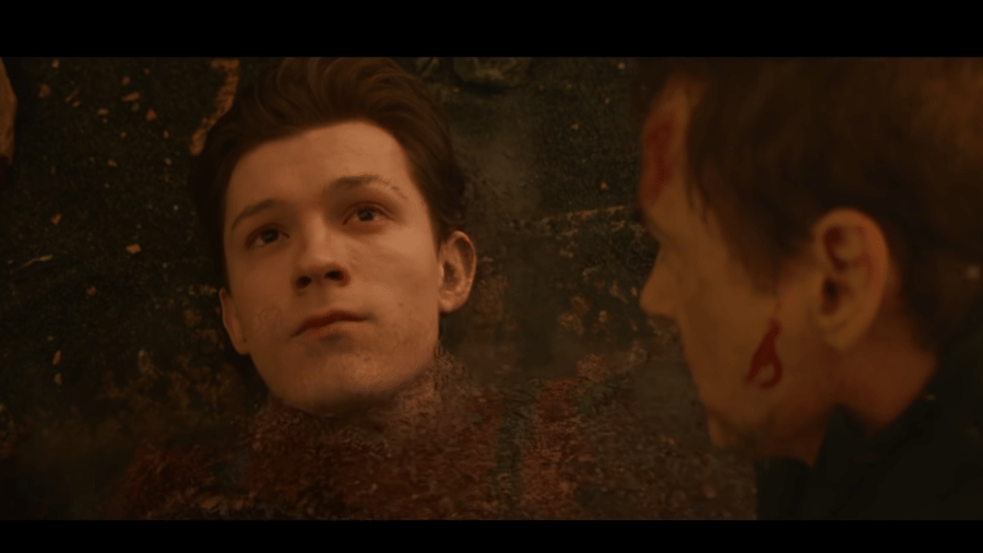 Homem-Aranha (Tom Holland) se despede de Tony Stark (Robert Downey Jr.) em "Vingadores: Guerra Infinita" - Reprodução