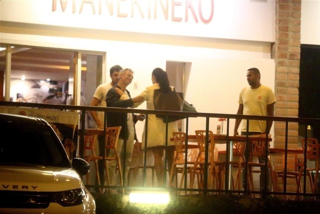 Sérgio Guizé e Paolla Oliveira são vistos deixando restaurante no Rio de Janeiro - AgNews