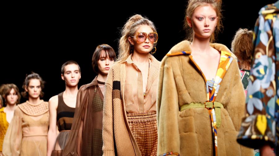 Empório Armani apresenta linha primavera em desfile em Milão em 2019: Grifes do estilista abandonarão as peles de Angorá - Alessandro Garofalo/Reuters