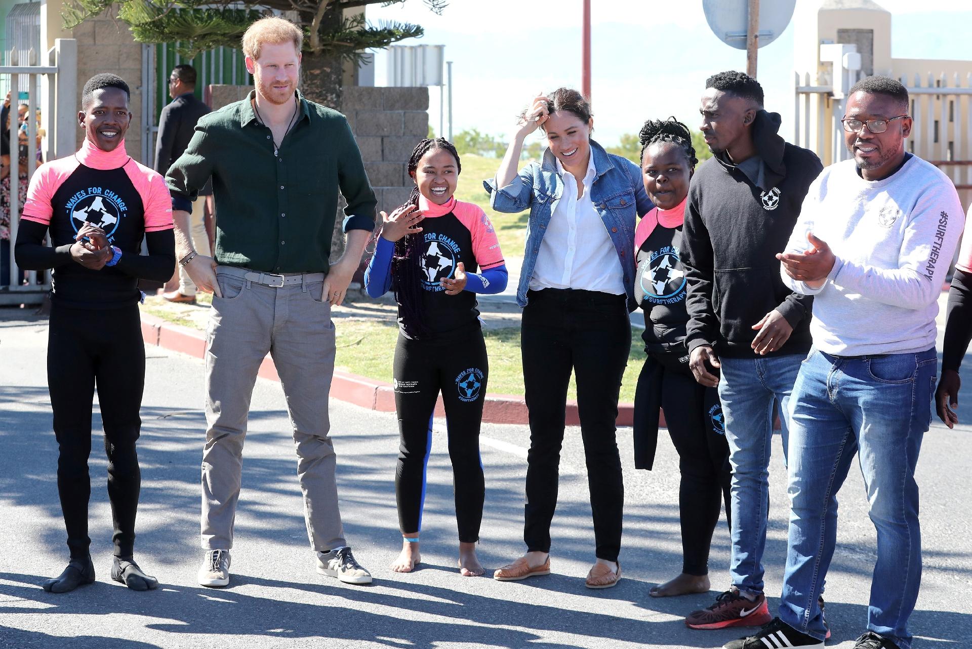 Príncipe Harry e Meghan conversam com tutores da ONG "Waves for Change", que oferece serviços de ajuda psicológica para jovens que vivem em comunidades carentes em Cape Town, na África do Sul - Chris Jackson/Pool via Reuters