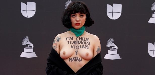 'Torturam e matam' | Cantora chilena protesta com seios à mostra no Grammy