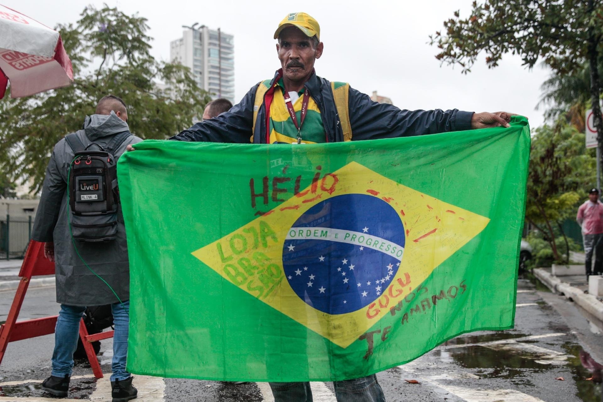 Fãs começaram a aparecer na Asembleia Legislativa do Estado de São Paulo (Alesp) nas primeiras horas da manhã, trazendo homenagens a Gugu - SUAMY BEYDOUN/AGIF/ESTADÃO CONTEÚDO