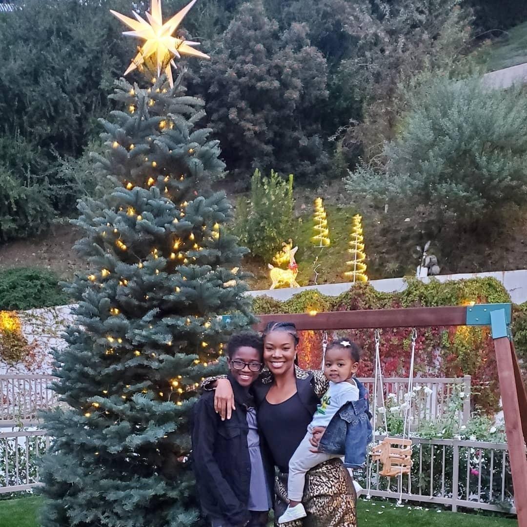 Gabrielle Union posou com a família para mostrar a árvore de Natal montada na área externa de sua casa - Reprodução/Instaram