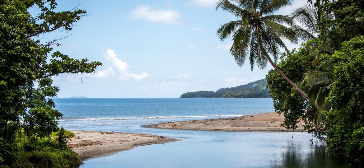 Uma lagoa pacífica em Papua-Nova Guiné - Getty Images