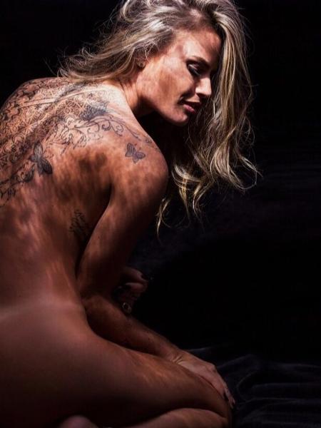Nati Casassola posa nua e exibe tatuagem nas costas - REPRODUÇÃO/INSTAGRAM