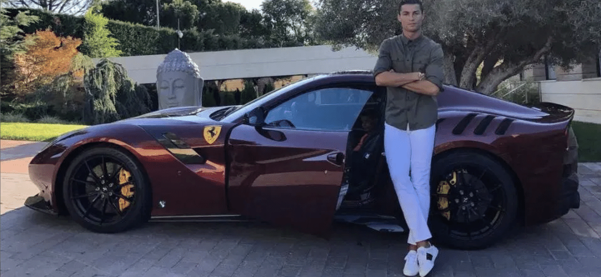 Cristiano Ronaldo é um dos atletas com a coleção de carros mais valiosa do mundo, mas fica atrás do boxeador Floyd Mayweather - Reprodução