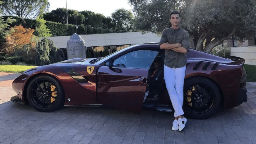 Cristiano Ronaldo posa com sua Ferrari F12 TDF, limitada a 799 unidades e avaliada em R$ 3,2 milhões na Europa - Reprodução