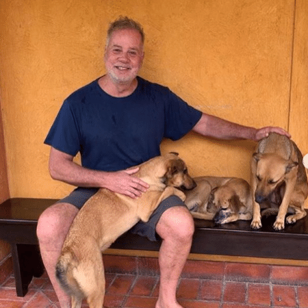 Luiz Fernando Guimarães com alguns de seus cachorros - Reprodução / Instagram